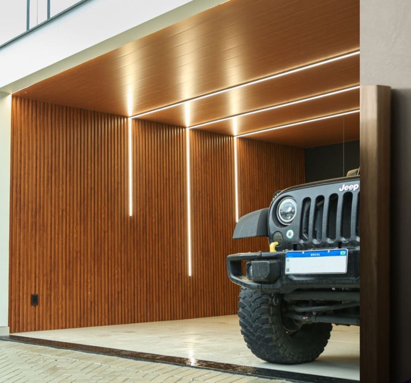 Revestimento Vinil Rio em parede de garagem premium com iluminação cênica